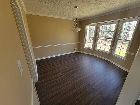 4th image of 1098 Scott Rd