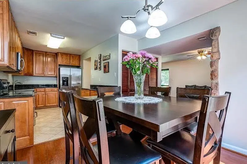 3 bed, 2.5 bath, 1300 sqft, $2,799 — Photo 4