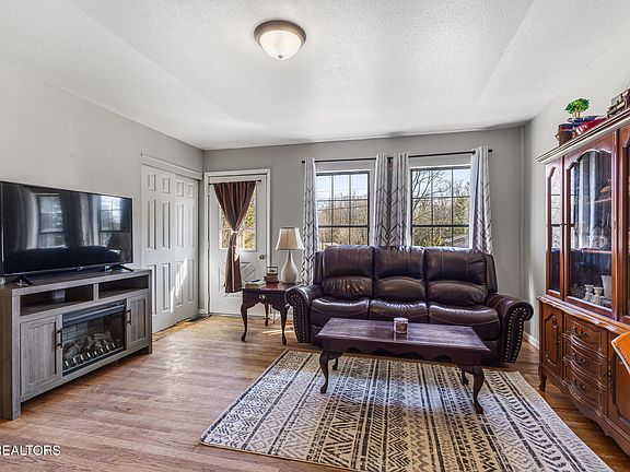 3rd image of 915 Latham St