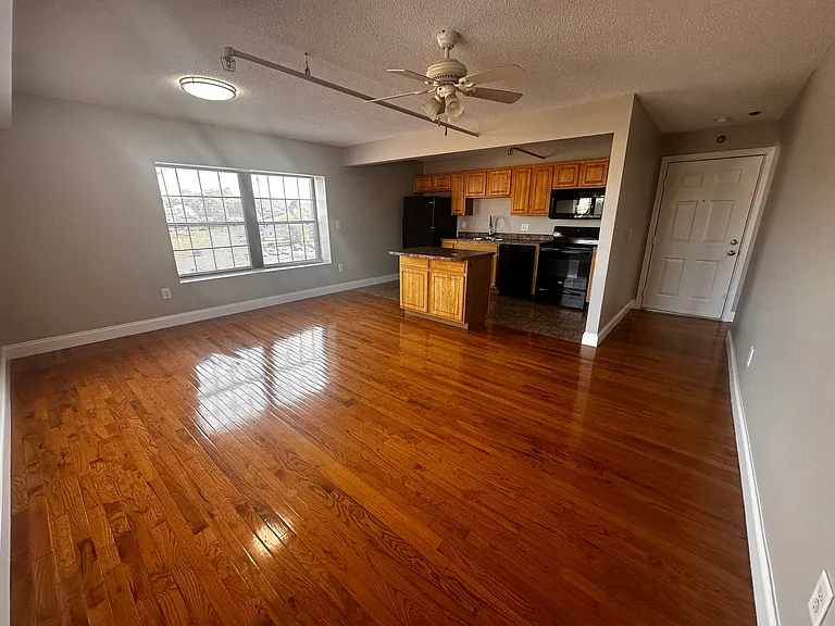 405 W Watauga Ave — Photo 2