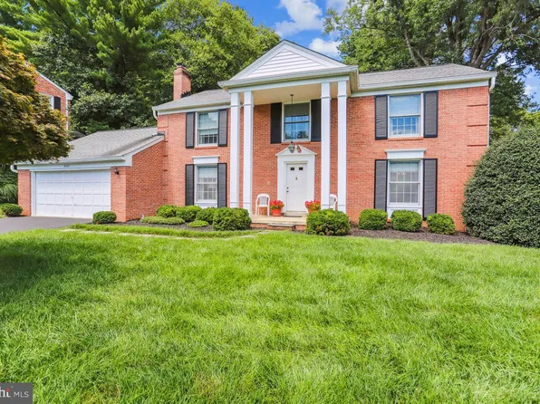 8801 Fox Hills Trl, Rockville, MD 20854