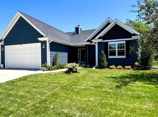 209 Shore Cir, Oconomowoc, WI 53066
