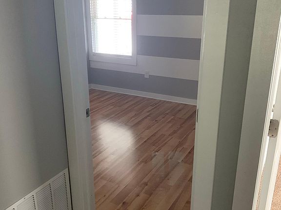 3rd image of 9 Doral Ct