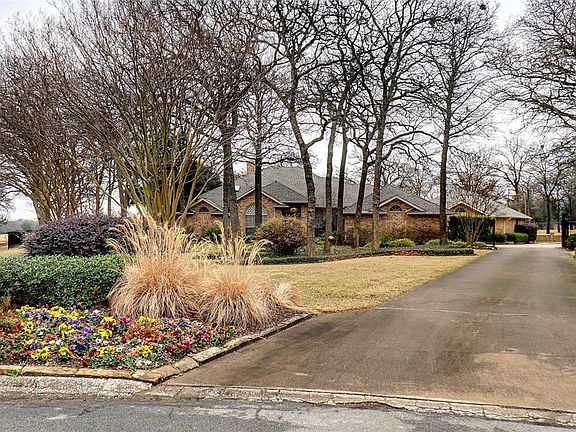 Driveway entrance and welcoming garden
