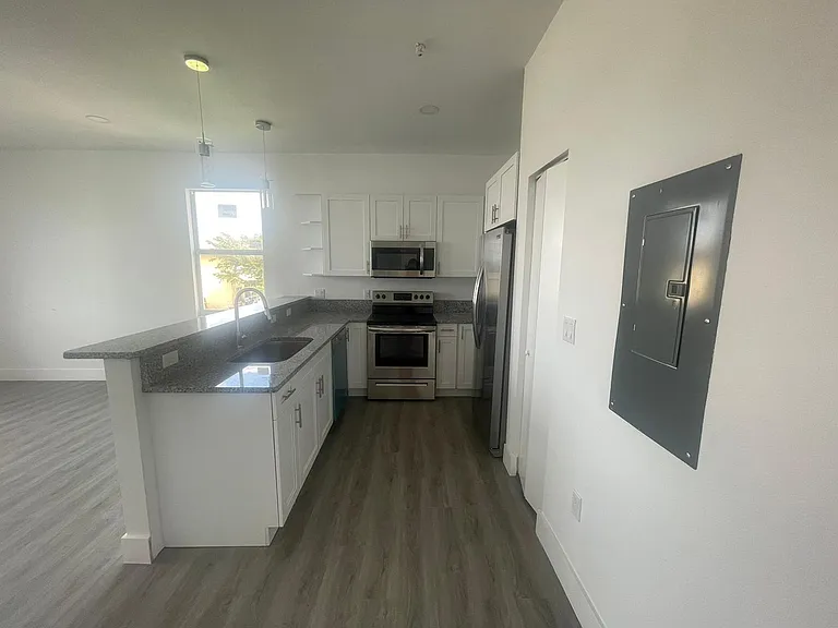 275 SW 4th St #220 — Photo 20