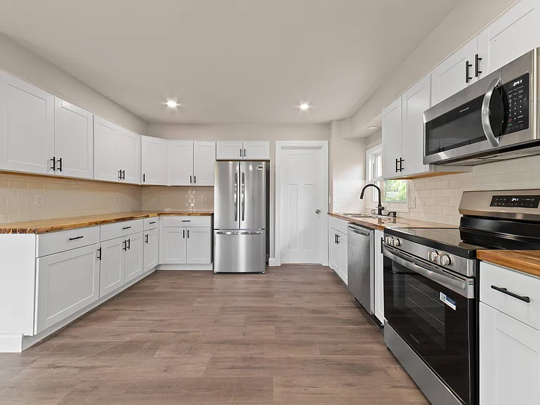 220 E 2nd St — Photo 8