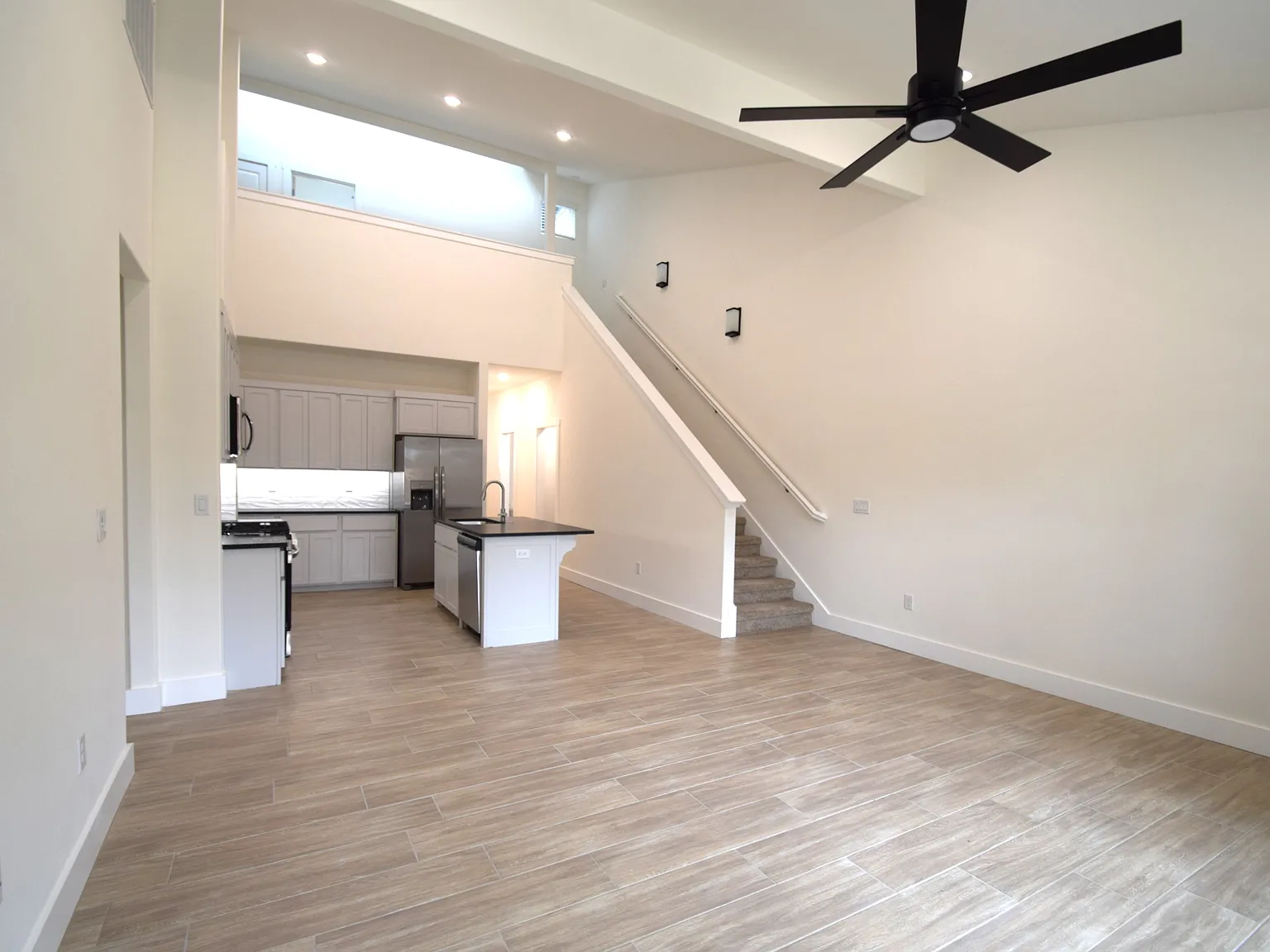 3 bed, 2.5 bath, 1601 sqft, $1,800 — Photo 2