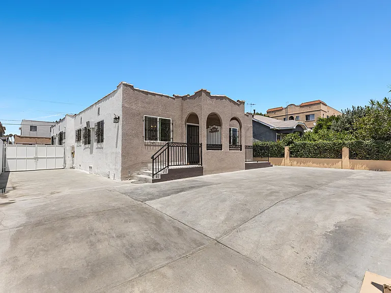 1181 N Berendo St — Photo 16