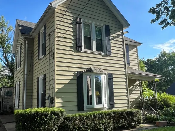 1004 Long St, Dixon, IL 61021