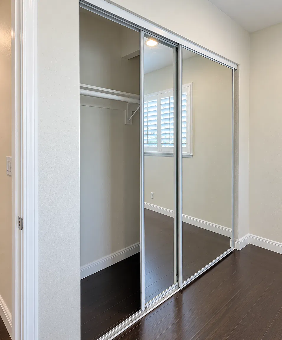3 bed, 1055 sqft, $3,799 — Photo 4