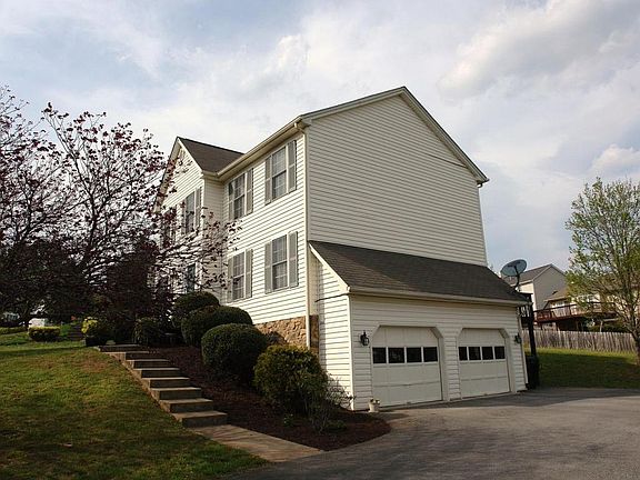 5th image of 2134 Bloomfield Ave