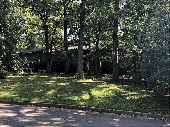 3rd image of 1541 E Columbus Blvd