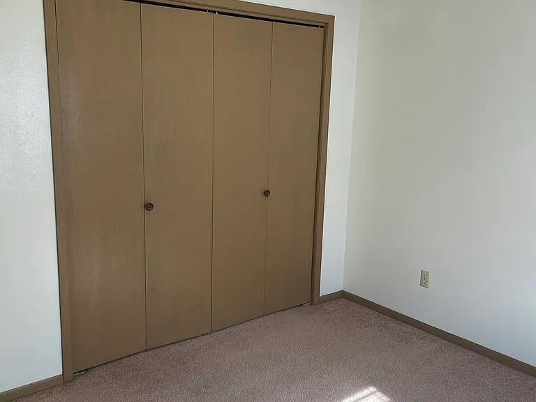 522 E Burlington St #10 — Photo 11
