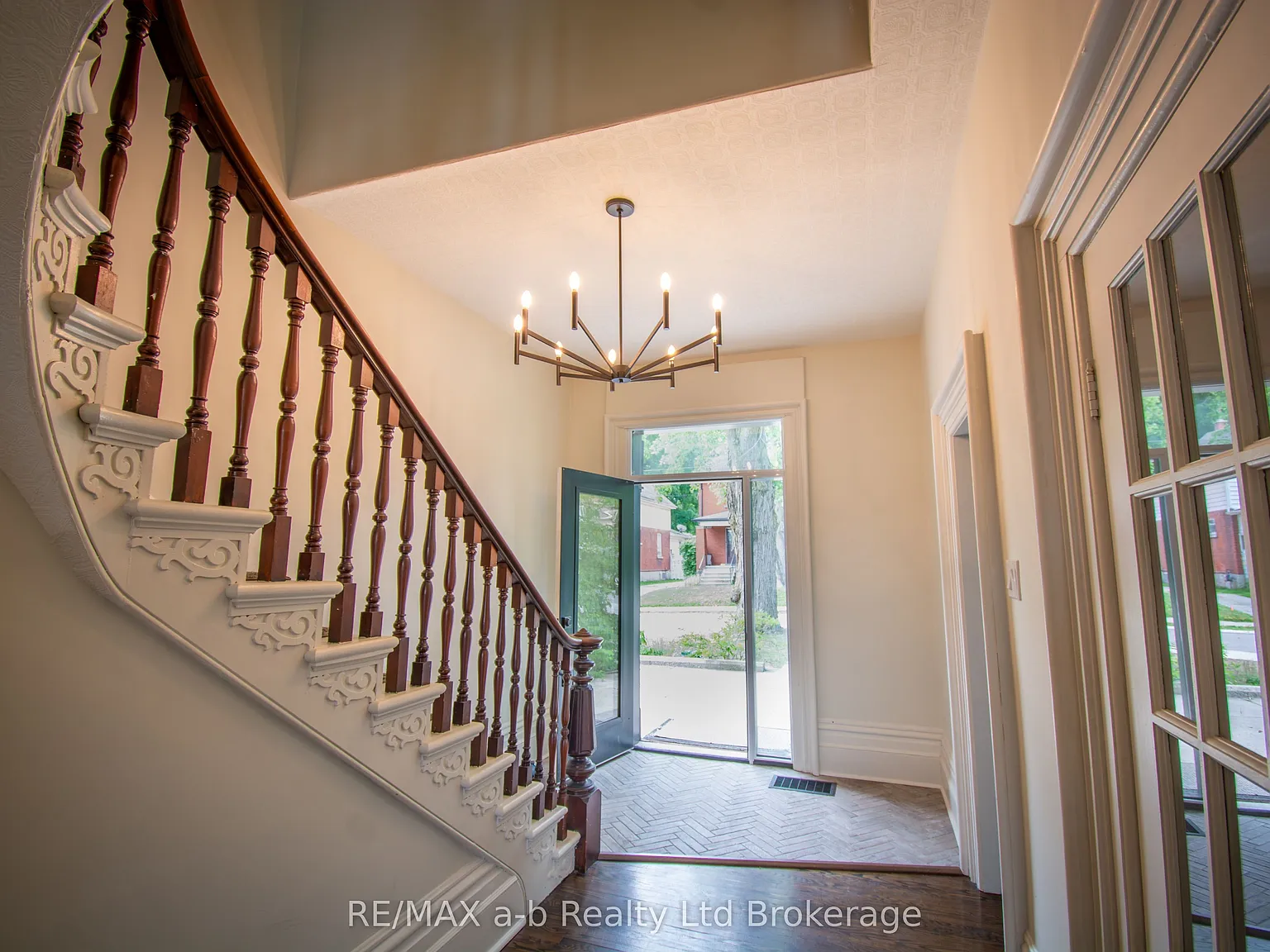 5 bed, $1,000 — Photo 2