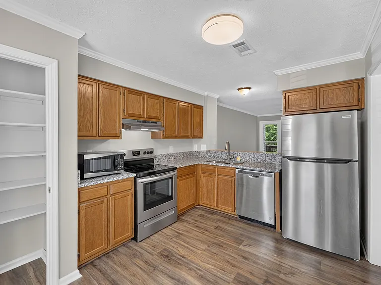 430 Claircrest Dr — Photo 3