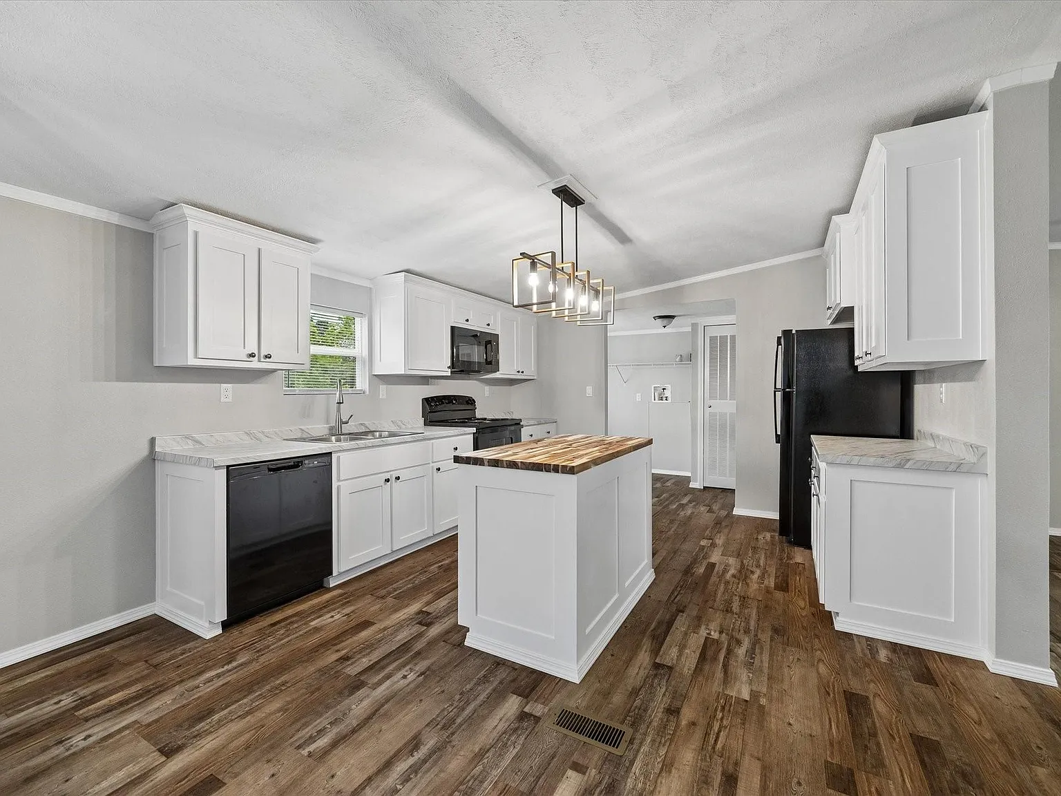 4 bed, 2.0 bath, 1500 sqft, $1,850 — Photo 3