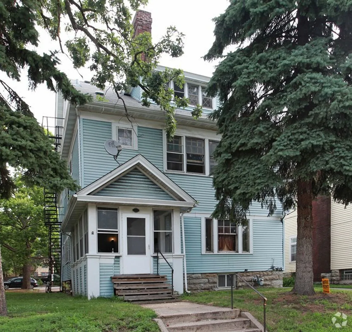 1111 4th St SE — Photo 1
