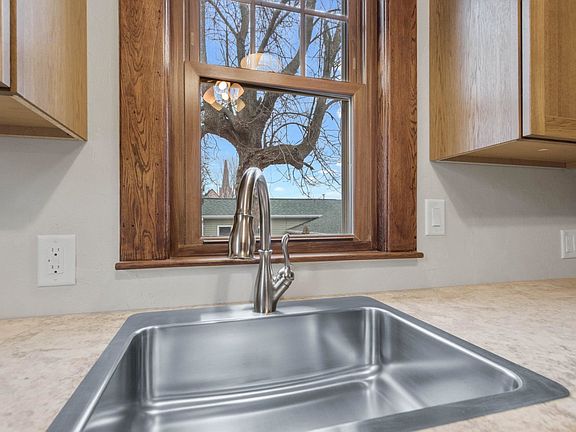 5th image of 217 W Embarrass St
