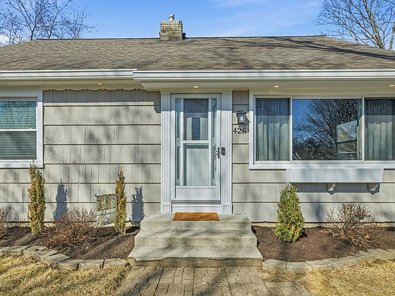 4th image of 428 Maxwell Rd