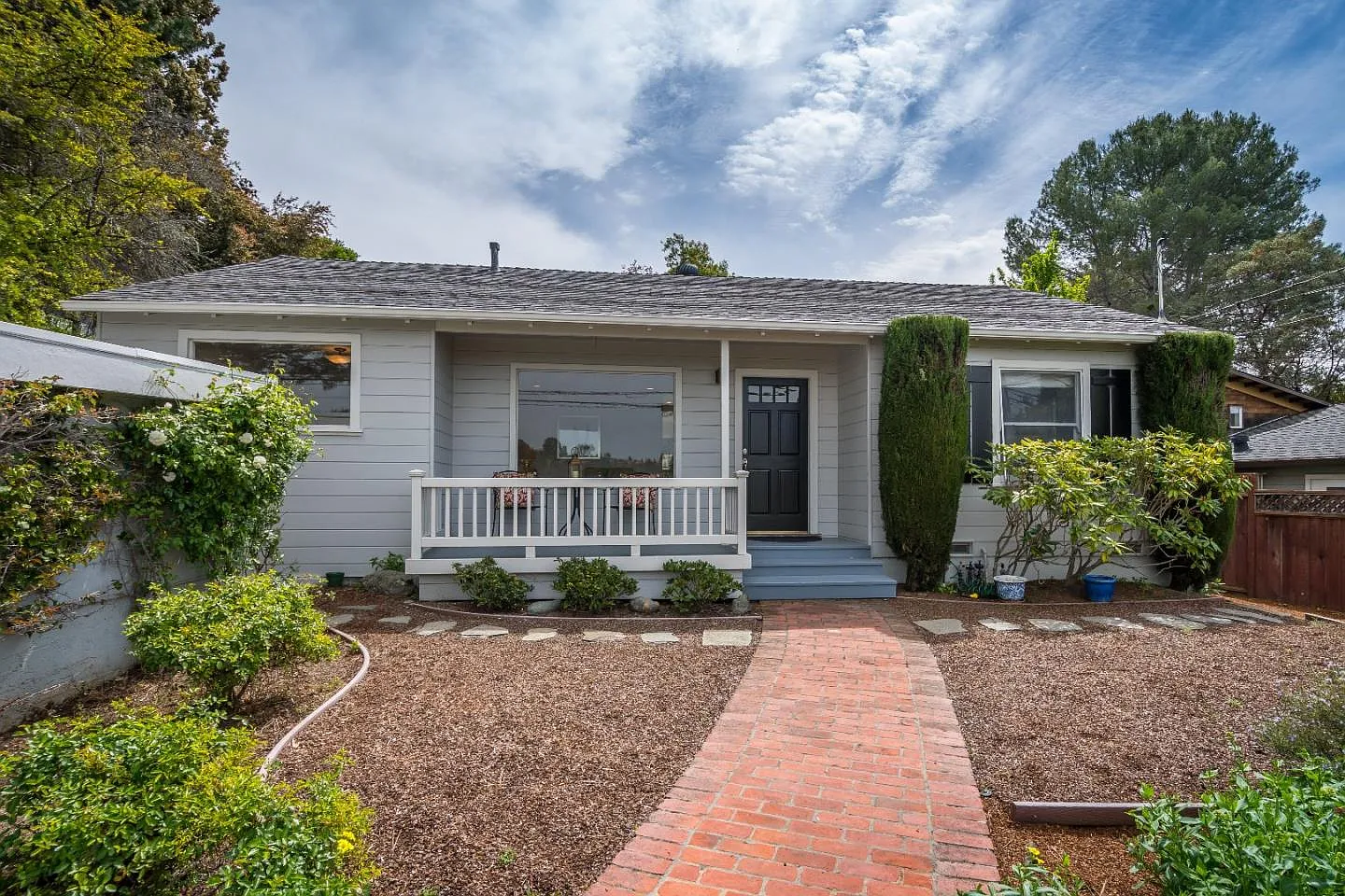 350 Lakeview Way photo 1