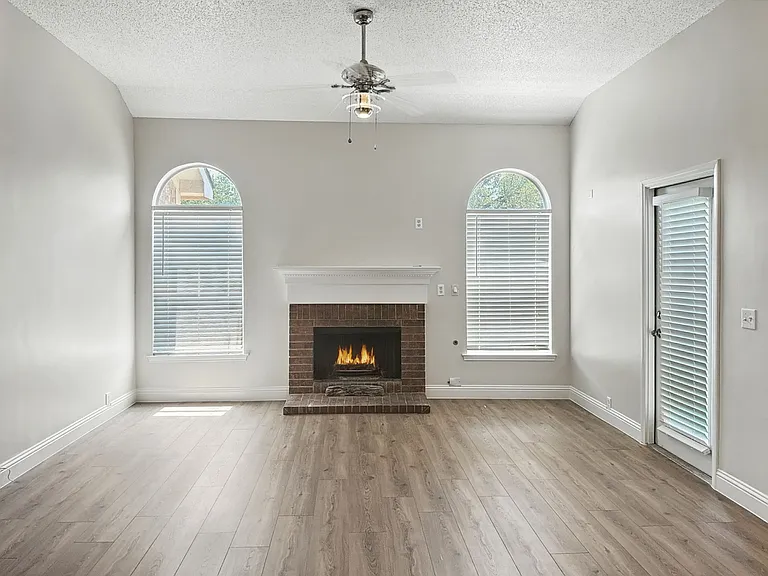 1012 Blackenhurst Ln — Photo 7