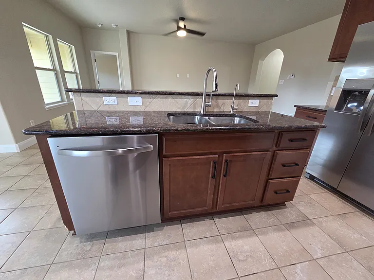 5202 Dauphin Dr — Photo 9