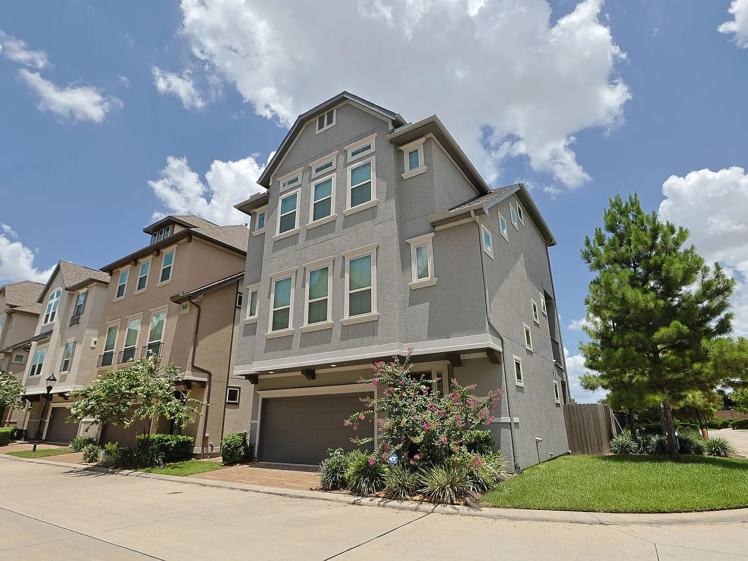 4 bed, 3.5 bath, 2262 sqft, $3,900 — Photo 2