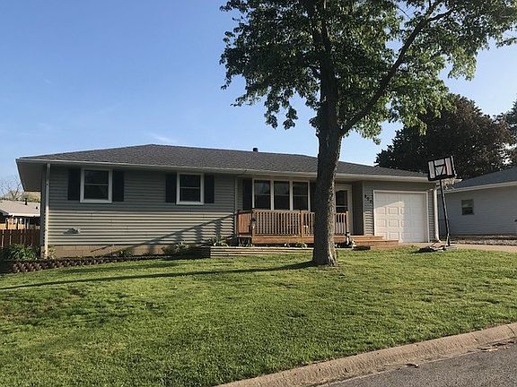 3rd image of 902 W Taylor Ln