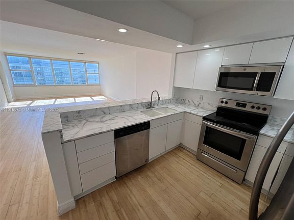 5th image of 5600 Collins Ave #560017T