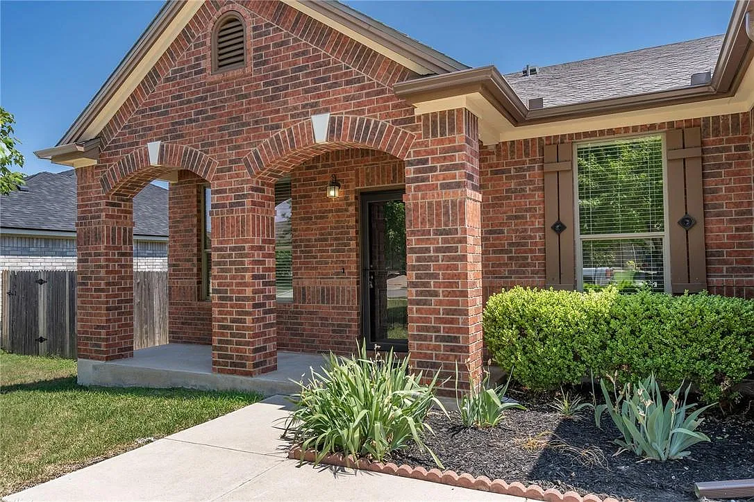 4 bed, 2.0 bath, 2129 sqft, $2,200 — Photo 4