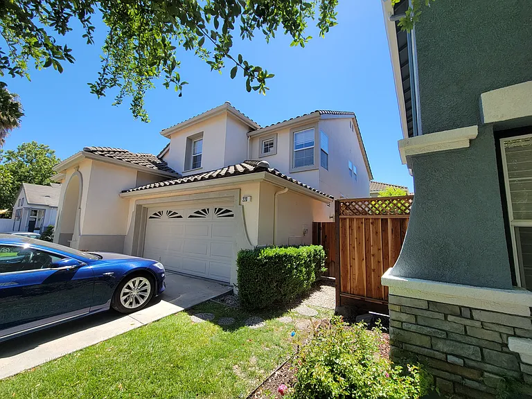 220 Primrose Dr — Photo 4