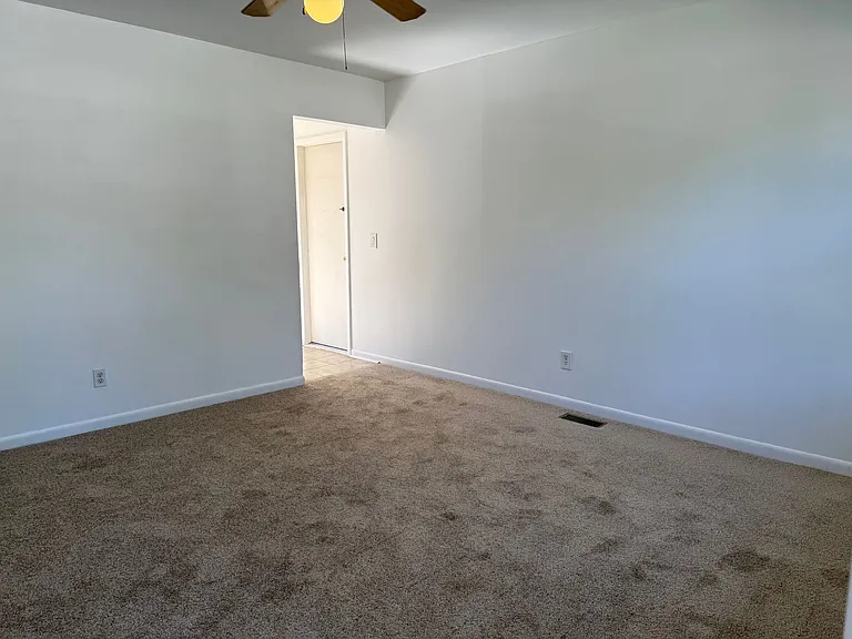 6038 S Ivanhoe Ave — Photo 2