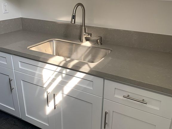 5th image of 1094 N Raymond Ave