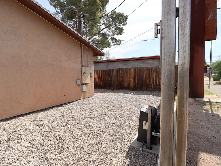 1020 E Silver St — Photo 12