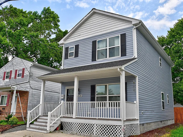 224 Taylor Ave W — Photo 2