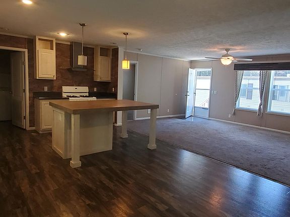 3rd image of 194 Lakeshore Cir