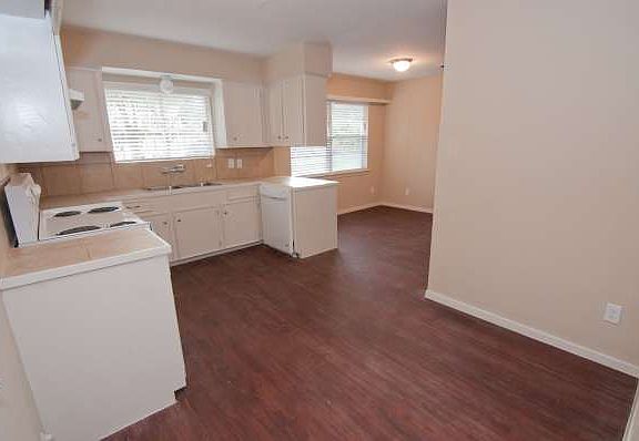 3rd image of 209 W 3rd St