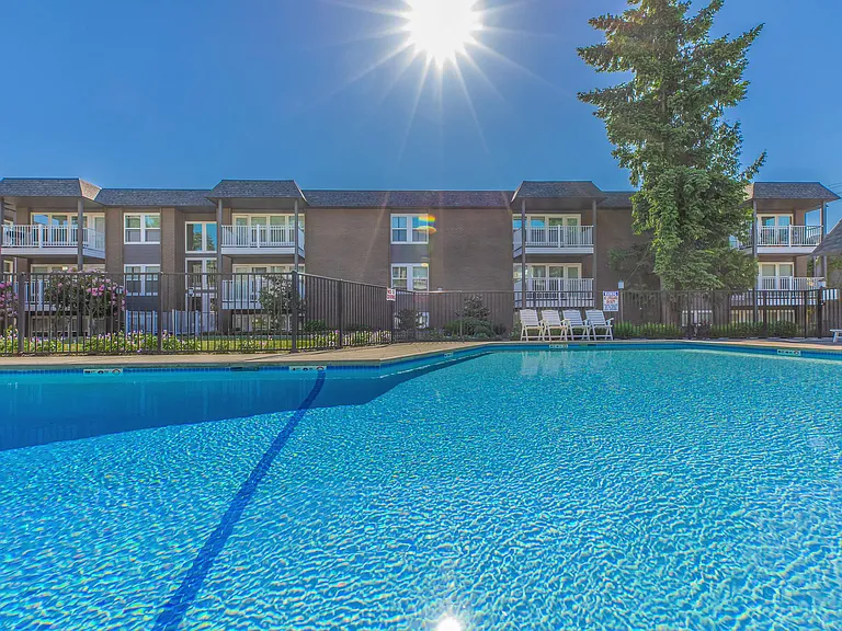 Corinthian Apartments — Photo 8