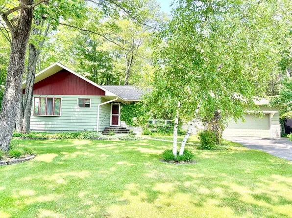 1045 Woodland Dr, Rhinelander, WI 54501