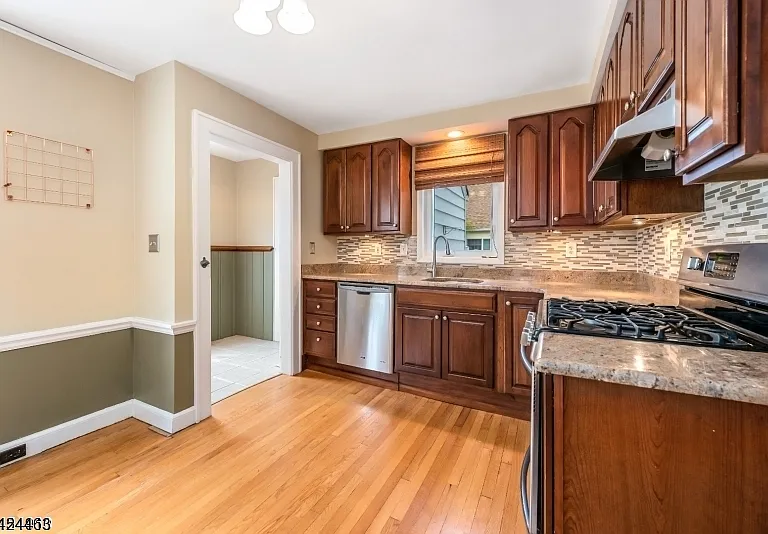8 Spring Ln — Photo 4