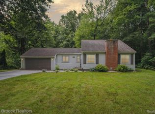 521 W Barnes Lake Rd, Columbiaville, MI 48421
