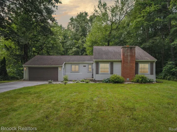 521 W Barnes Lake Rd, Columbiaville, MI 48421