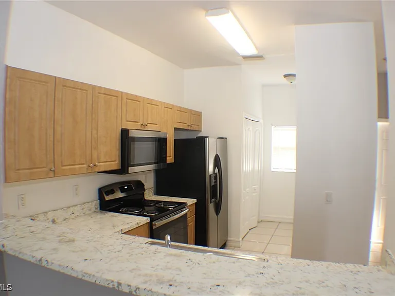 607 SE 13th Pl #201 — Photo 6