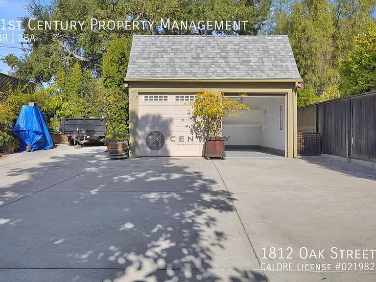 1812 Oak St — Photo 25