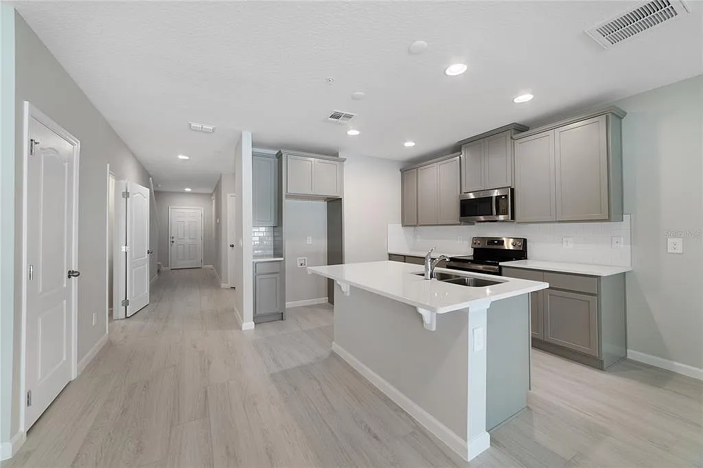 3 bed, 2.5 bath, 1569 sqft, $2,150 — Photo 4