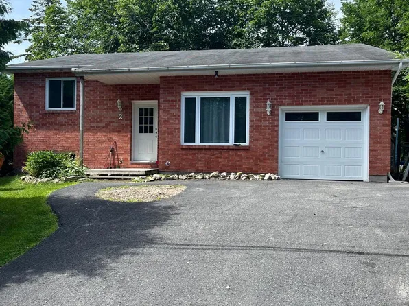 2 Caribou Ave, Ottawa, ON K2S 1M5