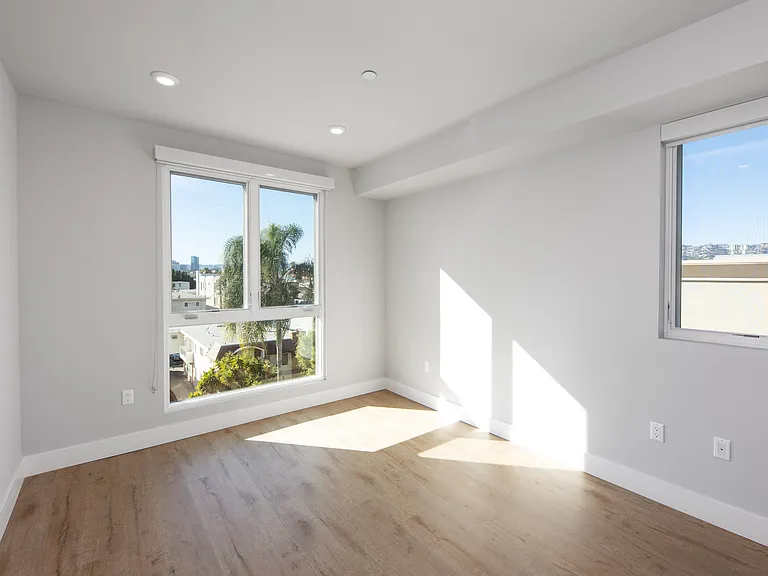 1070 S Holt Ave — Photo 21