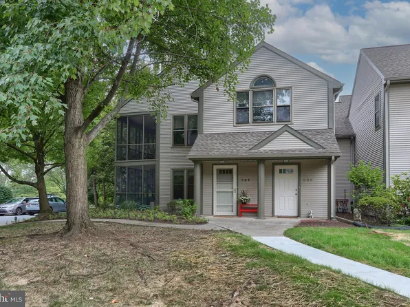 587 Roslaire Dr, Hummelstown, PA 17036