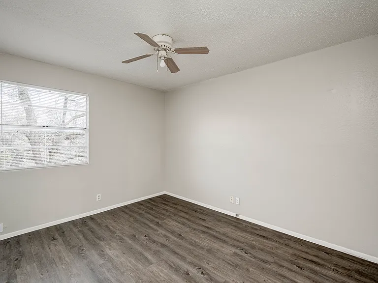 11907 Alpheus Ave — Photo 17
