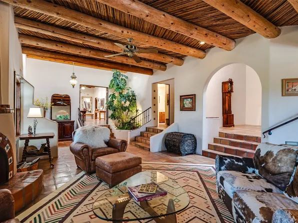 1073 Encantado Dr, Santa Fe, NM 87501